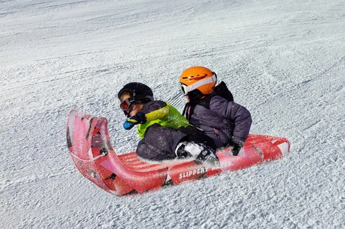 Miniatura 4 de Slippery Racer Trineo de nieve inflable gigante para adultos y niños, duradero, resistente, paquete de 2 unidades rojo y azul, 60 pulgadas