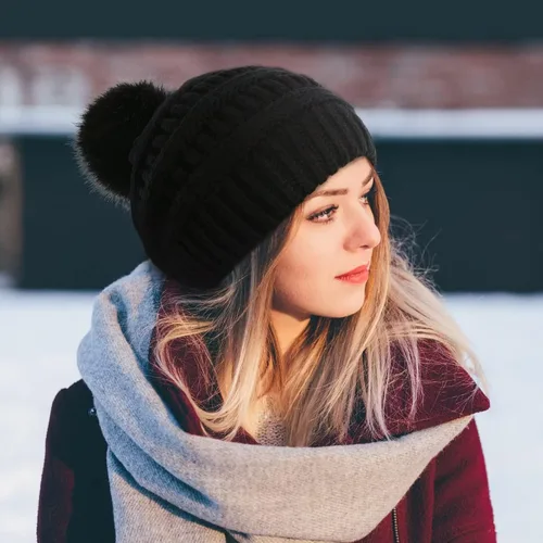 Miniatura 6 de IYEBRAO - Paquete de 2 gorros de invierno para mujer con pompones y forro polar suave y cálido