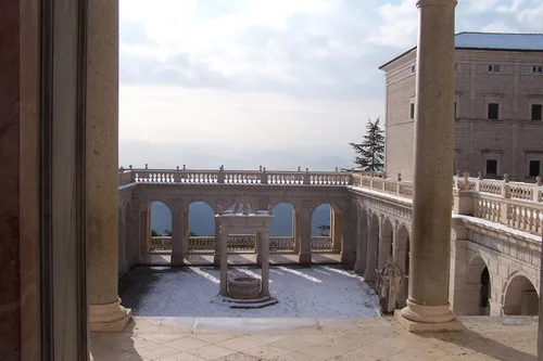 Miniatura 14 de Medalla de cruz esmaltada de San Benito con cápsula de suelo Monte Cassino