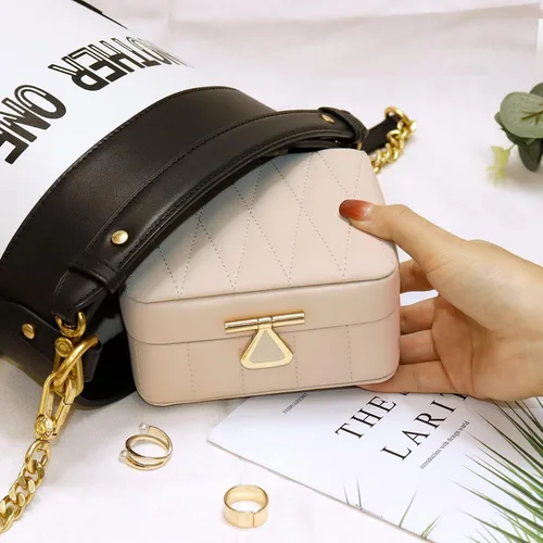 Miniatura 6 de KAMIER Joyero de viaje, organizador de joyas de viaje de cuero acolchado con diamante, caja organizadora de joyas de viaje pequeña para mujeres
