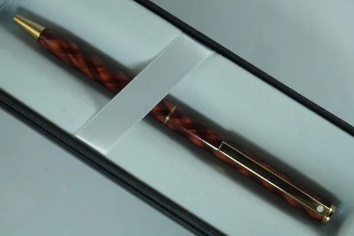 Sheaffer Rare Made in the USA Signature Slim Classic Fashion entrecruzada Tartán a cuadros de madera roja Barril y tapa, y bolígrafo chapado en oro.