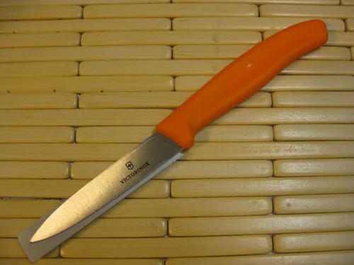 Miniatura 2 de Victorinox Cuchillo de pelar clásico suizo de 3.25 pulgadas con borde recto, punta de lanza, naranja, pelar de 3.25 pulgadas