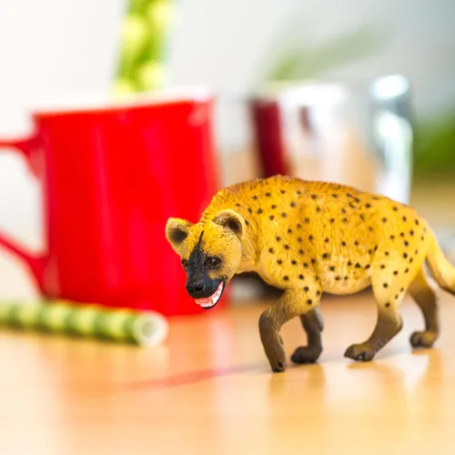 Miniatura 6 de Safari Ltd. Hyena Figurine - Figura realista pintada a mano de 4.25 pulgadas, juguete educativo para niños, niñas y niños a partir de 3 años
