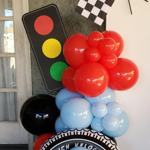 Miniatura 6 de Kit de guirnalda de arco de globos de auto de carreras, 151 piezas de látex rojo azul y globos de neumáticos de rueda a cuadros para autos