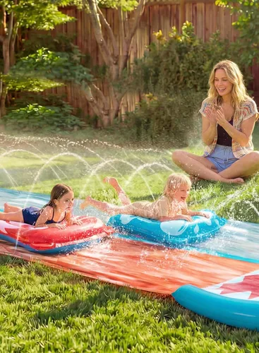 Miniatura 8 de Sloosh Toboganes acuáticos con 2 tablas inflables, tobogán de agua de doble carril de 22.5 pies con rociadores avanzados, juguete de verano