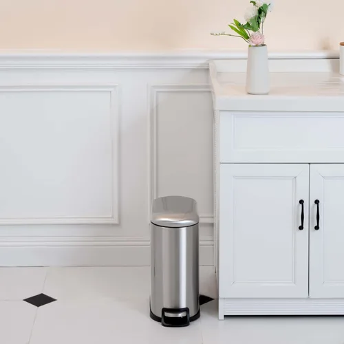 Miniatura 6 de Amazon Basics Bote de basura pequeño en forma de D con tapa y pedal de cierre suave para baño, dormitorio, sala de estar, oficina, resistente a