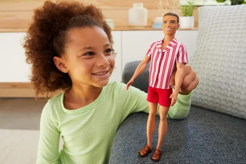 Miniatura 2 de Barbie 60 aniversario del muñeco Ken con look retro playero, con traje de baño y sandalias, para niños de 3 a 8 años