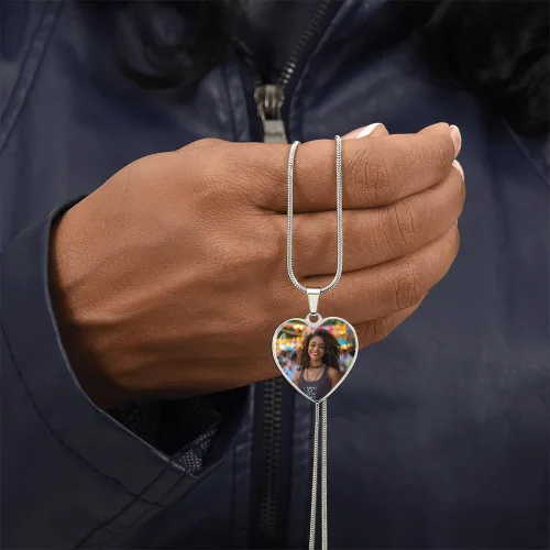 Miniatura 9 de Collar de corazón de plata con foto personalizada pon tu imagen favorita en esta joyería con tu mensaje personalizado grabado como un regalo