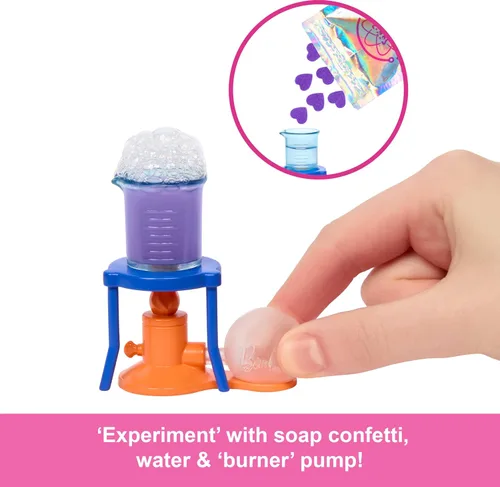 Miniatura 4 de Barbie Muñeca científica y accesorios con muñeca rubia de moda, mesa de laboratorio, microscopio, vaso de precipitados que cambian