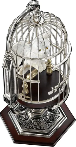 Miniatura 2 de The Noble Collection Harry Potter Hedwig miniatura en jaula – Escultura de búho nevado de resina en pedestal de metal y madera – Set de película