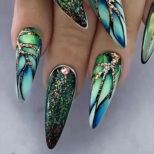 Uñas acrílicas artificiales de punta francesa verde – Forma de almendra de longitud media con diseño de diamantes de imitación 3D de lámina dorada –