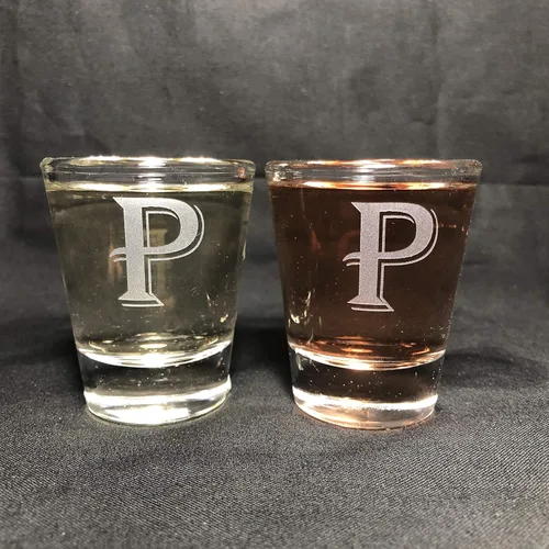 Miniatura 15 de Juego de 2 vasos de chupito con letras de monograma de 1.5 oz (B)