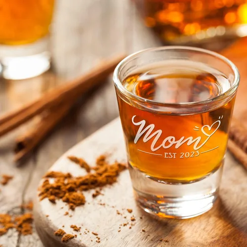 Miniatura 4 de Cuptify Regalos para baby shower, para la nueva mamá, EST 2023, 2 onzas, con fondo negro, juego de 2 vasos grabados para fiesta, regalo