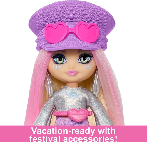Miniatura 4 de Barbie Muñeca de viaje extra Mini Minis con pelo rosa y rubio, parte superior con flecos, mini skit pastel y accesorios temáticos del desierto