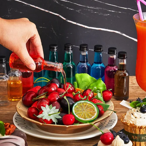 Miniatura 6 de Tessco 100 Piezas Mini Botellas de Licor de Plástico Mini Botella de Aderezo para Ensalada Navidad Pequeños Chupitos Soportes de Alcohol con Tapa