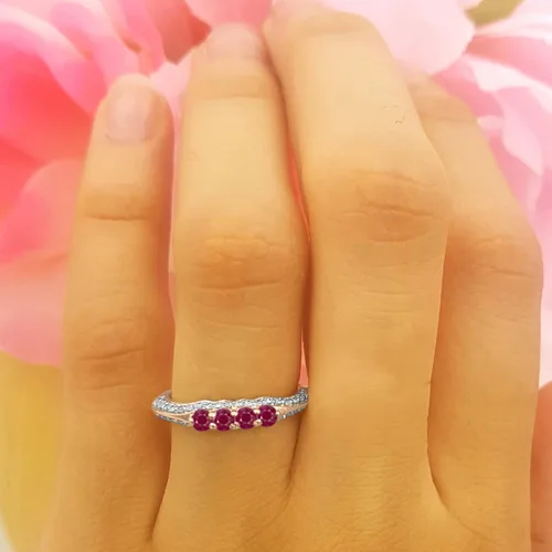 Miniatura 8 de Dazzlingrock Collection Anillo de boda redondo de rubí y diamante blanco apilable para mujer en oro
