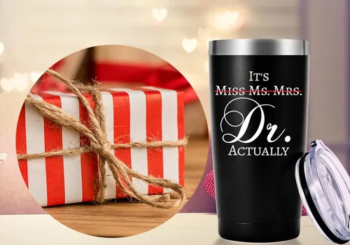 Miniatura 7 de AMZUShome Vaso de viaje con texto en inglés "It's Miss Ms Mrs Dr Really Mug.Doctor, Doctor Retirement, Medical School Graduations", Negro