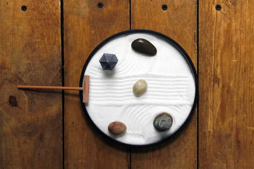 Miniatura 4 de Nature's Mark Mini kit de jardín zen para escritorio con rastrillo, arena blanca, base redonda negra, figura de pagoda en miniatura, rocas de río