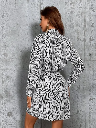 Miniatura 2 de WDIRARA Mini vestido tipo camisa de manga larga con cuello y abertura para mujer con estampado de cebra