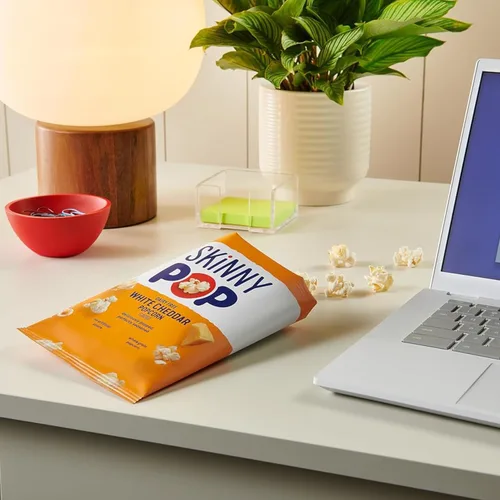 Miniatura 6 de SkinnyPop Palomitas de maíz, queso cheddar blanco, grano entero, aperitivo sin lácteos, bolsas de 1 oz (12 unidades)