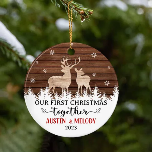 Miniatura 3 de Adorno de cerámica Our First Christmas Together, adorno de Navidad 2025 personalizado con nombre y fecha, renos para colgar en cerámica, regalo