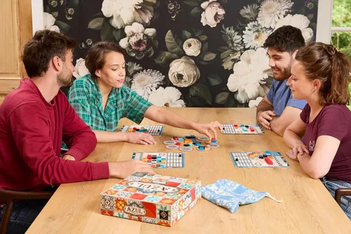 Miniatura 5 de Ticket to Ride + Azul - Juego de mesa de estrategia de tren de construcción y colocación de azulejos para familias y adultos, juegos de mesa