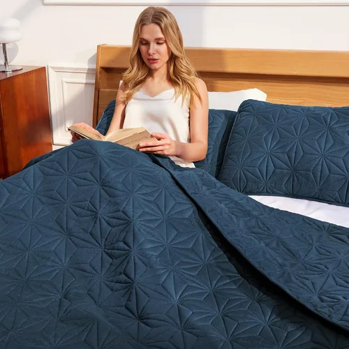 Miniatura 3 de Juego de ropa de cama Whale Flotilla King, edredones suaves azul marino para cama tamaño King para todas las estaciones, 3 piezas de colcha