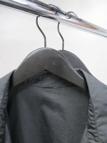 Miniatura 7 de NAHANCO Percha de madera para camisas, 17 pulgadas, color negro brillante con gancho cromado (paquete de 100)