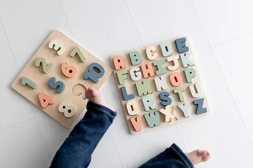 Miniatura 5 de Pearhead Rompecabezas de madera del alfabeto, juguete de aprendizaje ABC para niños pequeños, tablero de rompecabezas educativo Montessori