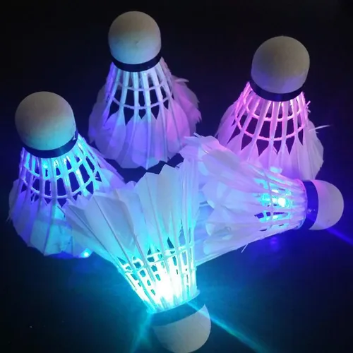 Miniatura 3 de Bringsine 4 unids LED Bádminton Shuttlecock Noche Oscuro Resplandor Birdies Iluminación para Actividades Deportivas
