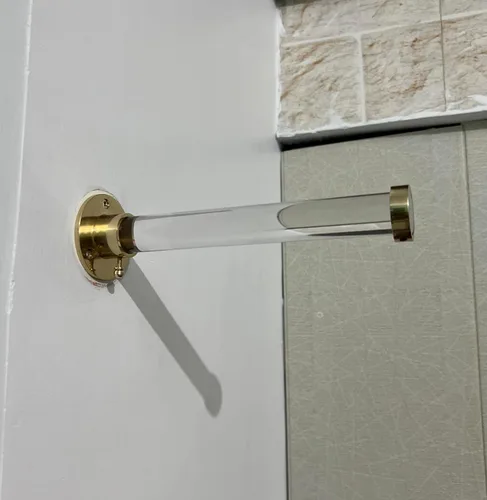 Miniatura 5 de Gancho para ropa montado en la pared, acabado de latón pulido, barra de Lucite resistente con soportes dorados, organizador de armario para abrigos