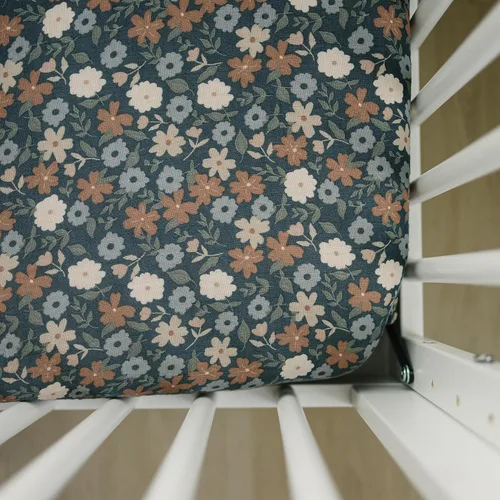 Miniatura 15 de Sábana de cuna de muselina Autumn Bloom de Mebie Baby, sábanas suaves y transpirables para bebés, ropa de cama moderna y neutral para cunas, sábana