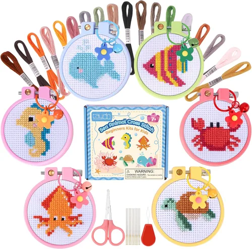 Caydo Kit de punto de cruz de animales marinos de 6 piezas para niños con tela Aida estampada, aros de bordado, llaveros, herramientas de bordado e