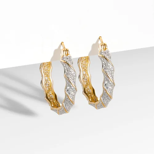Miniatura 3 de Amazon Essentials Pendientes de aro trenzados de bronce chapado con diamantes (anteriormente colección Amazon)