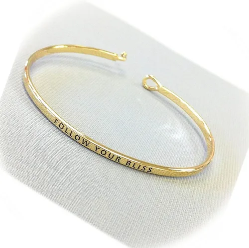 Accesorio de color dorado con texto en inglés "Follow Your Bliss", grabado, pulsera de latón con dije para mujer, ALI-7752Heid"