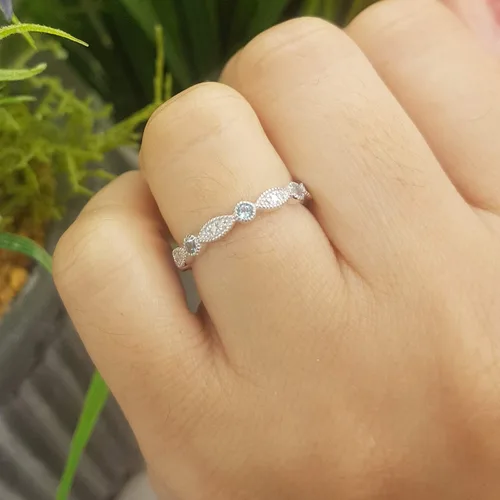 Miniatura 6 de Dazzlingrock Collection Anillo de boda apilable de estilo vintage de 14 quilates con piedras preciosas redondas y diamantes blancos, oro blanco