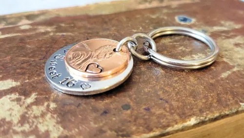 Miniatura 6 de Tucker's Trinkets And Treasures Llavero con texto en inglés «Sweet 16», «Happy 16th Birthday», «Sweet 16», «Lucky Copper 2009» (Año del nacimiento)