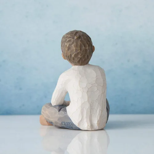 Miniatura 4 de Willow Tree Niño imaginativo (tono de piel y color de cabello más oscuro), figura esculpida pintada a mano Tonos de piel y color de cabello más