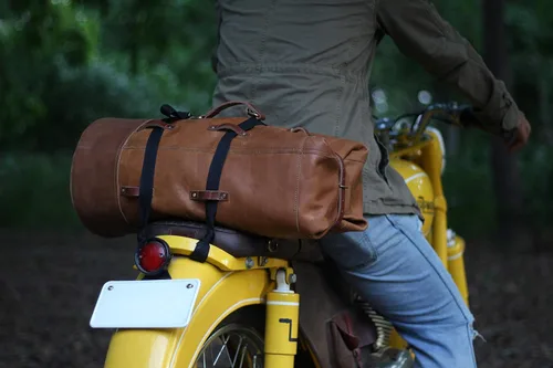 Miniatura 6 de Bolsa de lona para motocicleta de cuero genuino de grano completo resistente de inspiración militar Alforja Bolsa de fin de semana Con correas