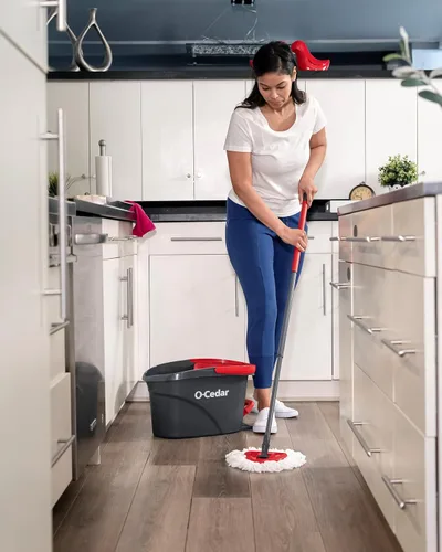 Miniatura 7 de O-Cedar EasyWring - Sistema de limpieza de suelos con balde y fregona giratoria de microfibra + 2 recambios adicionales, rojo/gris