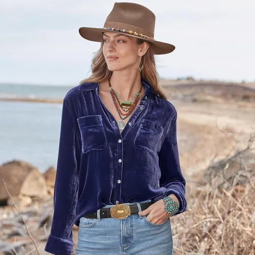 Miniatura 257 de Cinturón de cuero clásico con hebilla de metal para mujer con vestido de jeans