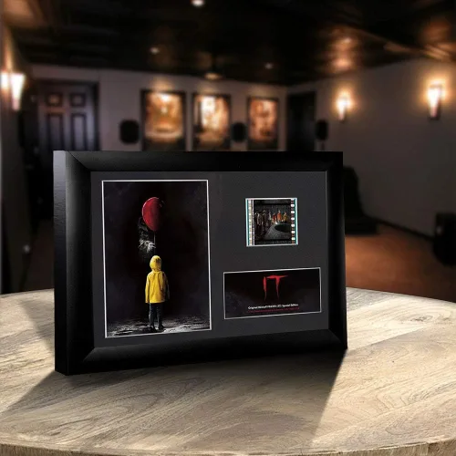 Miniatura 2 de FILMCELLS Trend Setters - IT - Pennywise The Dancing Clown y Georgie - Presentación de escritorio MiniCell de 7 x 5 pulgadas, con clip de película