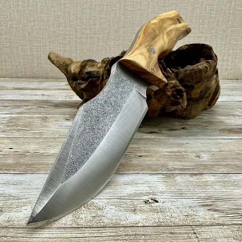 CUCHILLO DE CAZA CON FUNDA, CUCHILLO DE CAZA CON MANGO DE OLIVA, CUCHILLA DE ACERO N690, FUNDA DE CUERO ORIGINAL Y VARILLA FERRO