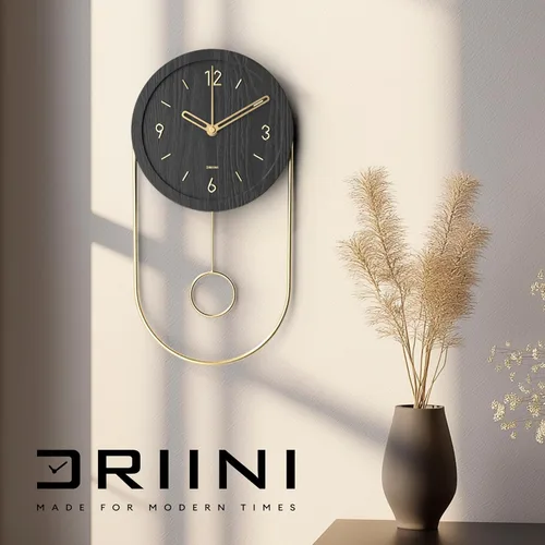 Miniatura 7 de Driini Reloj de pared decorativo con péndulo (negro) – Madera moderna, números dorados 3D, marco de metal – Relojes de pared pequeños y únicos