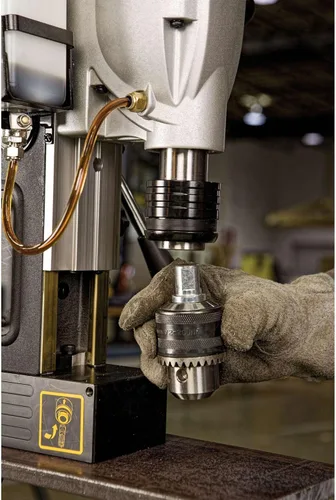 Miniatura 6 de DEWALT Taladro de columna, magnético, 2 pulgadas, 10 amperios con ajuste de 2 velocidades (DWE1622K)