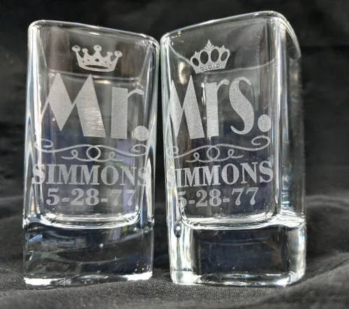 Miniatura 3 de Queen King Future MR. and MRS. Juego de 2 vasos de chupito personalizados grabados personalizados para bodas, fiestas, nombre y fecha