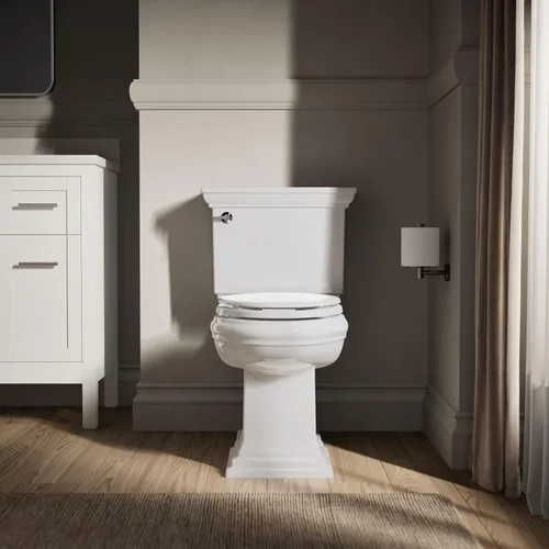 Miniatura 7 de Asiento para inodoro Kohler con tapa, de pino con molduras de madera y bisagras de plástico en color a tono, 4647-0 Blanco