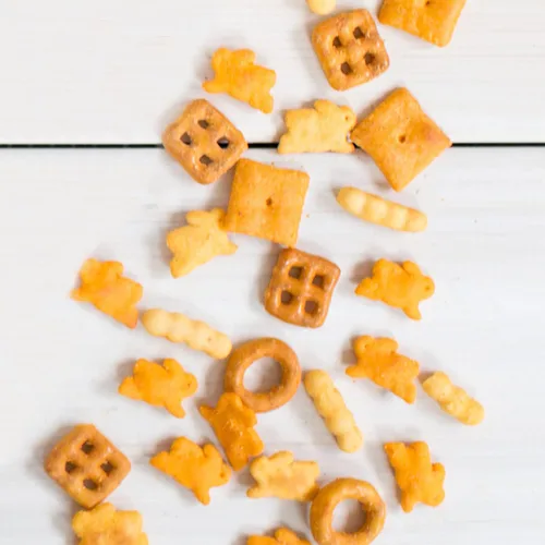 Miniatura 2 de Annie's Mezcla de Snacks de Queso Cheddar con Galletas y Pretzels Surtidos, Hecho con Queso Real, 9 oz