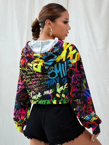 Miniatura 2 de OYOANGLE Sudadera corta con capucha para mujer, manga larga, estampado de grafiti, sudadera con capucha
