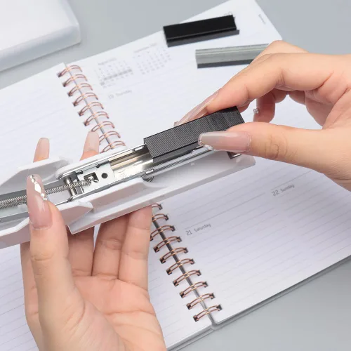 Miniatura 4 de Staples - Paquete de 4 repuestos para grapadoras sin atascos, estándar 26/6, 1/4 pulgadas, 4000 unidades en total